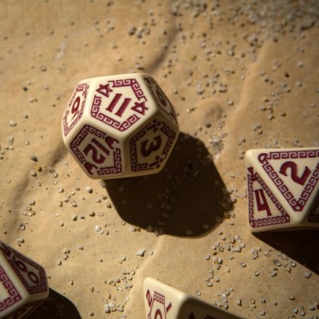 Runequest kauliukų rinkinys smėlio ir bordinės spalvos